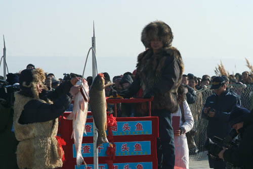 吉林查干湖第七屆冰雪漁獵文化旅游節(jié) 頭魚(yú)拍賣 史無(wú)前例的天價(jià)