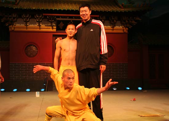 中國(guó)男籃球星王治郅、王磊參觀武術(shù)館